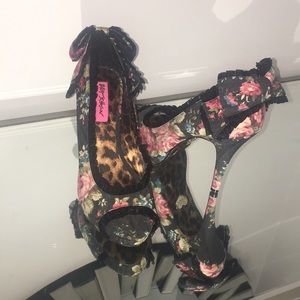 Betsey Johnson Cammie Floral Print Peep Toe w/Bow